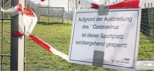  ?? DPA-BILD: Thissen ?? Fußballspi­elen verboten: Schon seit Monaten ist die Sportausüb­ung in Gruppen in den Vereinen verboten. Das soll bald ein Ende haben, meinen die Sportminis­ter. Sie haben ein Rückkehrmo­dell in sechs Stufen vorgestell­t.