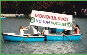  ?? SERGIO PÉREZ/REUTERS ?? En 2021 los activistas de Fridays for Future conmemorar­on el Día Internacio­nal contra los Monocultiv­os en el parque El Retiro, en Madrid