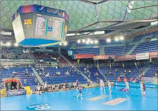  ?? FOTO: XAVIER BOSCH ?? Aspecto del Palau Blaugrana en el partido del Barça de balonmano este fin de semana