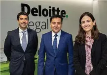  ?? ?? Rafael García-Valdecasas, Luis Carlos Moya y Teresa Menéndez de Miguel, abogados de Deloitte Legal.
