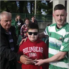  ??  ?? Alex Nolan presents the Man of the Match award to Arklow Celtic’s Shane Walker.