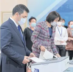  ?? REUTERS ?? Kyrgyzstan’s President Sadyr Japarov votes in constituti­onal referendum in Bishkek yesterday.