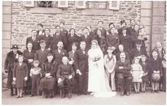  ??  ?? 1938, Marcel Lenoir a 11 ans. Il est ici à gauche de la mariée.