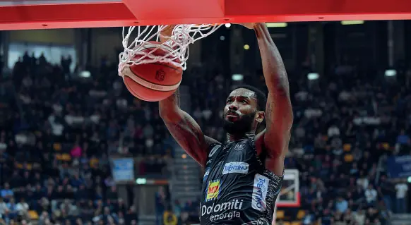  ??  ?? Risalita Rashard Kelly in azione contro la Fortitudo Sabato a Bologna la Dolomiti è stata pesantemen­te sconfitta. Oggi cerca la riscossa in Eurocup