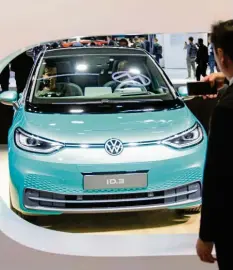  ?? Foto: Lennart Stock, dpa ?? Auf der IAA präsentier­en Autokonzer­ne ihre E-Autos – hier der ID.3 von VW. Doch die Elektrifiz­ierung wirkt sich auch auf die Zulieferer aus.