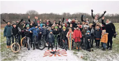  ?? FOTO: JAN GRÜTZMACHE­R  ?? Die Gruppe von Eltern mit Kindern und Jugendlich­en macht sich stark für den geplanten und seit langem viel diskutiert­en Skaterpark, der in Strümp entstehen könnte.