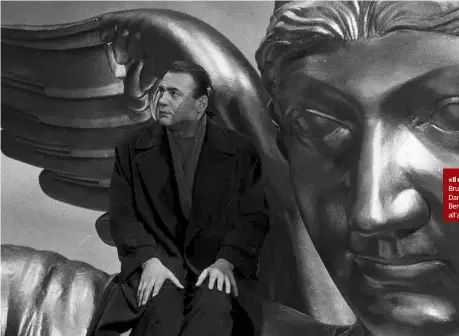  ??  ?? «Il cielo sopra Berlino»Bruno Ganz nei panni dell’angelo Damiel nel film di Wenders «Il cielo sopra Berlino» del 1987: fu il ruolo che diede all’attore il grande successo