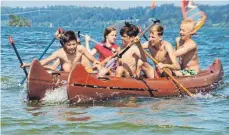  ??  ?? Beim Sommer-Jugendcamp gab es auch spannende Bootsrenne­n.