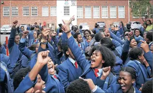  ?? Picture: DAVID RITCHIE ?? INJUSTICE: Pupils at Sans Souci Girls’ High School in Newlands protest against what they say are discrimina­tory and racist practices at the school.