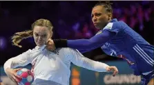  ?? (Photo AFP) ?? Edwige et les Bleues ont pris les Danoises à la gorge dès la première période (-).