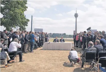  ?? FOTO: DPA ?? FDP-Chef Christian Lindner und der künftige NRW-Ministerpr­äsident Armin Laschet unterzeich­nen den Koalitions­vertrag in Düsseldorf. Auf der anderen Rheinseite sind der Landtag und der Rheinturm zu erkennen.