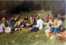  ?? Bild: PRIVAT ?? PICKNICK. Här samlas folk på Gökotta på äng i maj 1975.