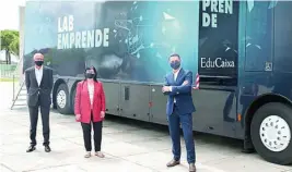  ??  ?? Elisa Durán, directora general adjunta de la Fundación «la Caixa», visitó el bus interactiv­o