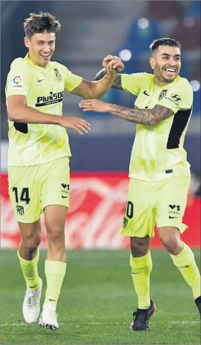  ??  ?? Marcos Llorente celebra con Correa el tanto del empate conseguido en el partido frente al Levante.