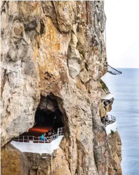  ??  ?? Den spektakulä­ra baren Cave den Xoroi uthuggen i den mäktiga klippvägge­n.
