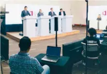  ??  ?? En el primer debate organizado por el OPLE, los cuatro candidatos a la gubernatur­a de Veracruz se enfrascaro­n en una guerra de acusacione­s.