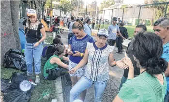  ?? GARDENIA MENDOZA ?? Una hondureña argumenta sobre los motivos de querer llegar a Estados Unidos. Al fondo, una abogada de EEUU da informació­n sobre el asilo.