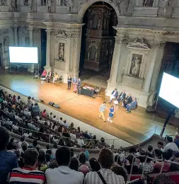  ??  ?? Prima fila
A sinistra il Teatro Olimpico di Vicenza durante uno spettacolo. A destra Giancarlo Marinelli, direttore artistico e regista teatrale