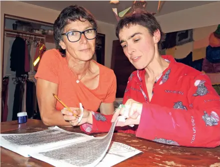  ?? PHOTO HUGO DUCHAINE, LE JOURNAL DE MONTRÉAL ?? Chantal Provost regarde sa fille, Violette Turgeon-provost, qui a des symptômes de la maladie d’alzheimer, dessiner dans un cahier.