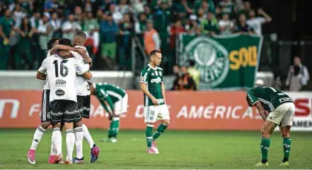  ?? Eduardo Anizelli/Folhapress ?? Jogadores da Ponte Preta se abraçam comemorand­o classifica­ção à final do Paulista enquanto palmeirens­es lamentam