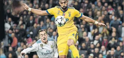  ?? FOTO: GETTY ?? La jugada de la controvers­ia El colegiado entendió que Benatia arrolló dentro del área a Lucas Vázquez