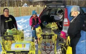  ?? PAUL POST — PPOST@DIGITALFIR­STMEDIA.COM ?? Shopper Christina Kesler, right, stocked up on supplies from Dollar General on Saturday. She gets help loading the car from her daughter, Mia, center, and store clerk Jennifer Baker, left.