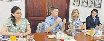  ?? ?? Fiorela Gurrieri; el vicepresid­ente de Cappro, Enrique Ohaco; la gerente de Cappro, Sandra Noguera y Miguel Chávez, ayer en rueda de prensa en el local del gremio (izq. a der.).