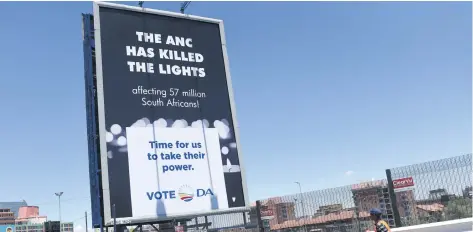  ?? Picture: Refilwe Modise ?? POSTER POWER. The DA came out with guns blazing yesterday in Johannesbu­rg with a campaign billboard taking a swipe at the governing ANC.