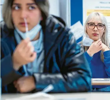  ?? Foto: Sven Hoppe, dpa ?? Um eine Probe zu nehmen, dürfen Jugendlich­e die Maske in der Schule abnehmen – aber nur kurz.