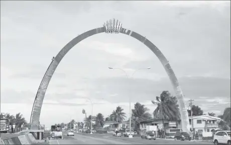  ?? By Keno George) (Photo ?? Workers from Industrial Fabricatio­n adding the finishing touches to the arch yesterday afternoon.