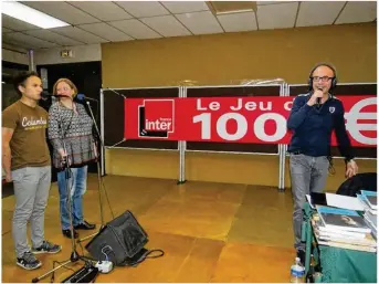  ??  ?? Vendredi soir, le Jeu des 1 000 euros et son animateur Nicolas Stoufflet avaient posé leurs valises à la Maison pour tous de Juziers.