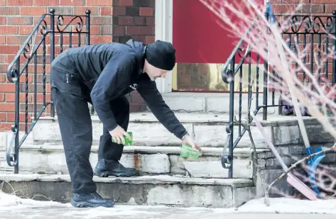  ?? BOB TYMCZYSZYN/STANDARD STAFF ?? Niagara Regional Police Monday investigat­e the scene of a last week’s homicide on Appelby Drive in St. Catharines.