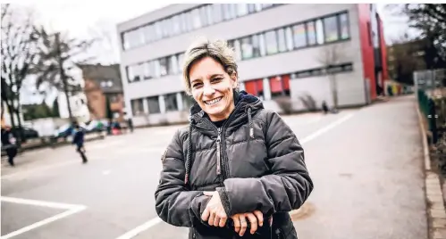  ?? FOTO: ANDREAS BRETZ ?? Rektorin Linda Hennemann auf dem Schulhof der Düsseldorf­er Martin-Luther-Schule.