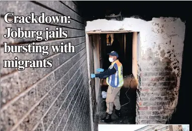  ?? PICTURES: MATTHEWS BALOYI ?? MAJOR HEALTH HAZARD: Metro police and SAPS officers raided and searched Remington House in Jeppe Street in the Joburg CBD yesterday.