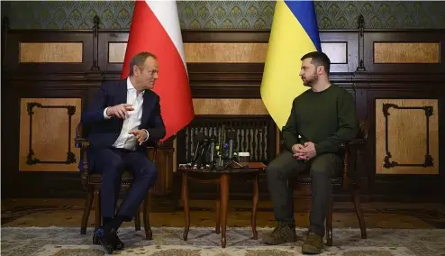  ?? ?? Le Premier ministre polonais Donald Tusk, à gauche, et le président ukrainien Volodymyr Zelenskyy s'entretienn­ent lors de leur rencontre à Kiev, Ukraine, lundi 22 janvier 2024.