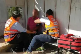  ?? (United Hatzalah) ?? VOLUNTEERS FROM the Psychotrau­ma and Crisis Response Unit aid an Israeli suffering from shock.