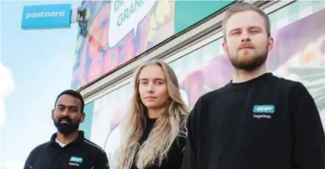  ?? FOTO: HENRIK LINDSTEDT ?? HAR TRÖTTNAT. Anantnan Devanajaga­m, Ebba Spännargår­d och Charlie Björk får ofta ta emot kunder som är sura över att posten inte har öppet när de önskar.