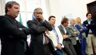  ??  ?? Vertici Da sinistra Civico, Gilmozzi, Maestri, Olivi, Borgonovo Re, Ferrari e Zeni durante una riunione del Pd