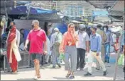  ?? NITIN KANOTRA/HT ?? ■
People buying vegetables at a market in Jammu on Saturday.