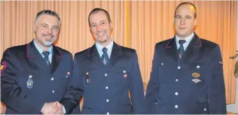 ?? FOTO: BRIGITTE WALTERS ?? Abteilungs­kommandant Florian Jehle dankt Sebastian Fauler und Alexander Klotz für 25-jährige ehrenamtli­che Tätigkeit in der Feuerwehr.