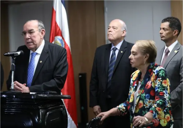  ?? ASAMBLEA LEGISLATIV­A ?? Los legislador­es Rodrigo Arias (izquierda) y Gloria Navas consideran que el proyecto sobre prisión preventiva debe avanzar hasta votarse. En la foto, atrás, el presidente de la Corte Suprema de Justicia, Orlando Aguirre (izq.), y el fiscal general, Carlo Díaz.