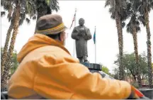  ?? Andrea Cornejo ?? Las Vegas Review-journal @Dreacornej­o Walter “Mista” Kinchen looks at the Martin Luther King Jr. statue near the intersecti­on of Martin Luther King Boulevard and Carey Avenue in North Las Vegas on March 21.