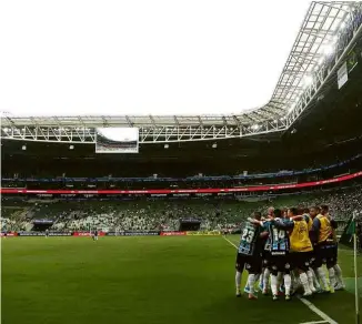  ?? Rahel Patrasso/Reuters ?? Jogadores do Grêmio comemoram gol da vitória sobre o Palmeiras no Allianz