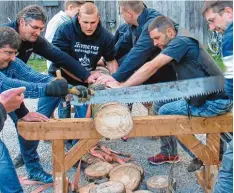  ?? Foto: Lothar Haupt ?? Zu den lustigen Wettbewerb­en bei den Flachland Games des OMC Mering gehört auch das Wettsägen.