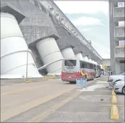  ??  ?? La comerciali­zación de la energía generada por Itaipú estaría a cargo de un nuevo ente estatal, según la propuesta de la Fiuna.