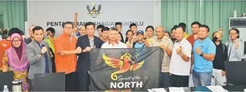  ??  ?? Snowdan (fifth left), Yakup (third right), Majang (fourth left), Chukpai (second right), Dr Ong (third left), officials and athletes unveiling the logo of the northern zone.