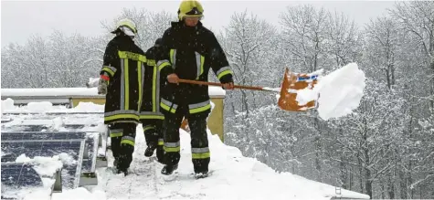  ??  ?? Nach den starken Schneefäll­en sind vor allem Flachdäche­r gefährdet. Die Feuerwehr greift aber nur im Notfall ein Symbolfoto: Gloria Brems