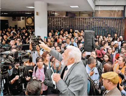  ?? CUARTOSCUR­O ?? López Betancourt en un mitin afuera de la facultad el pasado 27 de febrero .