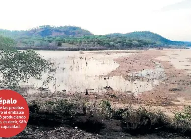  ??  ?? FLUJO. Debido a la represa, aguas abajo el río se ve seco y pantanoso. Tampoco ha llovido con intensidad.