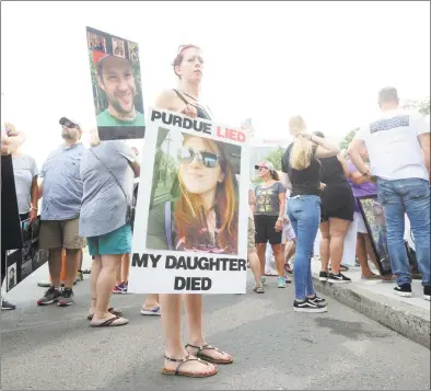  ?? Hearst Connecticu­t Media file photo ?? Rhonda Lotti, of Watertown, Mass., holds a picture of her late daughter, Mariah, who died in 2011 of a heroin overdose, during a protest Aug. 17 outside Purdue Pharma’s headquarte­rs at 201 Tresser Blvd. in Stamford.